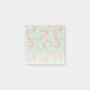 Felaktig Orange Tabby katt som knackar Saker över Post-it Block