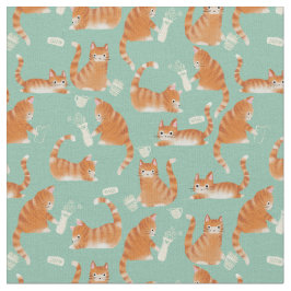 Felaktig Orange Tabby katt som knackar Saker över Tyg