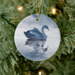Felaktiga reflektioner | Dusty Blue Svan vid Sjö N Julgransprydnad Keramik<br><div class="desc">Tack brudens sida för att du hjälpte dig genom din stora dag i stil! Mutat, mörk och moody handmålat sjö svan-keepsakstema i mjuk dammig blått med en graciös svan och rökig tidigt-dimma. Från samlingen "Reflection" inspirerades vattenfärgsdesignen av den stilla tids tid då du kan vara med den du utan avbrott...</div>