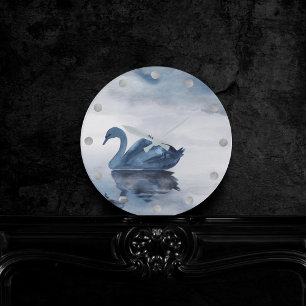 Felaktiga reflektioner   Moody Dusty Blue Svan vid Rund Klocka