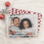 Felices Fiestas | Borde Ondulado Retro con Foto Julkort<br><div class="desc">Esta tarjeta navideña presenta su foto favorita enmarcada por un borde blanco ondulado. El mensaje "Felices Fiestas" aparece en una tipografía divertida, con el nombre de su familia debajo en letra cursiva. El reso de la tarjeta destaca con un patrón retro de cuadros ondulados. Perfecta para compartir el espíritu festivo...</div>