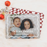 Felices Fiestas | Borde Ondulado Retro con Foto Julkort<br><div class="desc">Esta tarjeta navideña presenta su foto favorita enmarcada por un borde blanco ondulado. El mensaje "Felices Fiestas" aparece en una tipografía divertida, con el nombre de su familia debajo en letra cursiva. El reso de la tarjeta destaca con un patrón retro de cuadros ondulados. Perfecta para compartir el espíritu festivo...</div>
