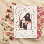 Felices Fiestas Ilustraciones de Navidad con Foto Julkort<br><div class="desc">Capture la magia de las fiestas con esta encantadora tarjeta de Navidad retro. Presenta una foto enmarcada en forma de arco, rodeada por un borde dibujado a mano que le da un toque vintage y divertido. En la parte superior hay un pergamino con la frase ’Felices Fiestas’. Las ilustraciones son...</div>