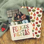 Felices Fiestas Postal de Navidad Retro con Foto Julkort<br><div class="desc">Han är inte här! Ideal para quienes desean algo original. La foto de su familia se presenta en un formato vågrät en la parte superior de la tarjeta. Justo debajo, el mensaje "Felices Fiestas" se muestra en una tipografía vintage y llamativa, con una paleta de colores cálidos inspirrada en los...</div>