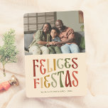 Felices Fiestas Postal de Navidad Retro con Foto Julkort<br><div class="desc">Han är inte här! Ideal para quienes desean algo original. La foto de su familia se presenta en un formato vågrät en la parte superior de la tarjeta. Justo debajo, el mensaje "Felices Fiestas" se muestra en una tipografía vintage y llamativa, con una paleta de colores cálidos inspirrada en los...</div>