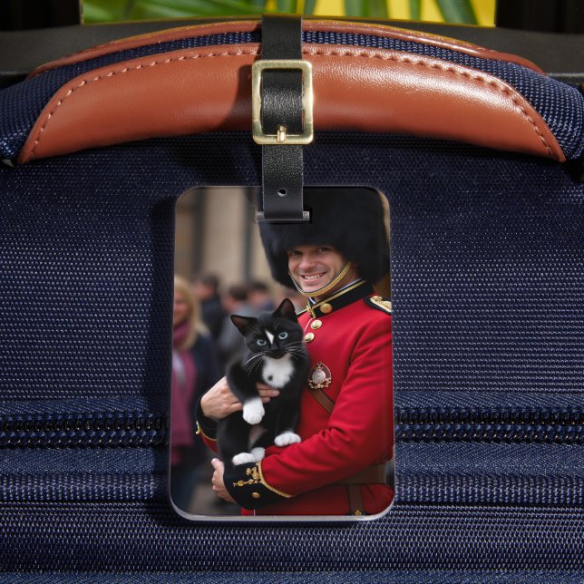 Felinis London Äventyr - Guardad by Tradition Bagagebricka (Framsida Insitu 2)