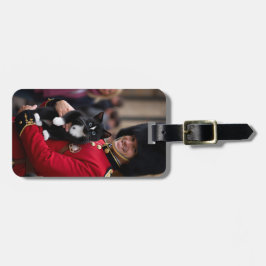 Felinis London Äventyr - Guardad by Tradition Bagagebricka