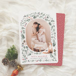 Feliz Navidad | Arco de Acuarela Botánica con Foto Julkort<br><div class="desc">Tarjeta de navidad con una foto ovalada rodeada de un acogedor escenario inspirrado en el bosque. Un elegante marco en forma de arco, decorado con hojas verdes, bayas rojas, piñas y flores, crea un borde festivo y lleno de naturaleza alindor de su foto. En la esquina superior izquierda se posa...</div>