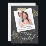 Feliz Navidad Chalkboard Photo Ram och Tape Julkort<br><div class="desc">Underbart hälsning-kort för jul med Feliz Navidad-textdetaljer Spanska platta kort ...  Chalkboard och Photo Ram med stripe-tejp och guld stjärnor svart och vit design ...  X-Mas/platta helgdag som du kan använda för att anpassa med ditt eget foto och text från Ricaso</div>