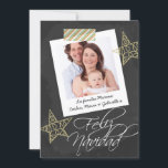 Feliz Navidad Chalkboard Photo Ram och Tape Julkort<br><div class="desc">Underbart hälsning-kort för jul med Feliz Navidad-textdetaljer Spanska platta kort ...  Chalkboard och Photo Ram med stripe-tejp och guld stjärnor svart och vit design ...  X-Mas/platta helgdag som du kan använda för att anpassa med ditt eget foto och text från Ricaso</div>