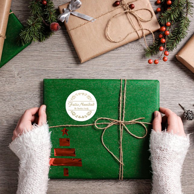 Feliz Navidad jul Golden Runt Klistermärke (Spanish Feliz Navidad sticker, golden text & wreath, custom family name & text. ConJesusenelCamino)