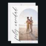 Feliz Navidad Minimalista Arco y Caligrafía Foto Julkort<br><div class="desc">Capture la magia de sus momentos con nuestra Tarjeta de Navidad con foto. Con una foto personalizable en el lado derecho y el elegante texto ’Feliz Navidad’,  esta tarjeta añade un toque persona tus felicitaciones navideas. El reso ofrece otra foto y espacio para tu mensaje navideño.</div>
