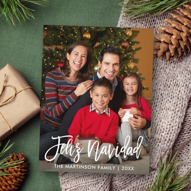 Feliz Navidad Modern Push Script-familjfoto Vykort (Customize to change your personalized text size or text style.)