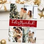 Feliz Navidad Photo Collage Julkort<br><div class="desc">Det här fantastiska 3-fotokortet med "Feliz Navidad!" i ett modernt typsnitt och din familj namn och år i ett rent, skarpt, traditionellt typsnitt, både i vitt på rött med en matchande baksida, är perfekt att skicka till din familj och dina vänner. Alla kommer att få nya bilder av din familj...</div>
