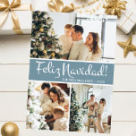 Feliz Navidad Photo Collage Julkort<br><div class="desc">Det här fantastiska 3-fotokortet med "Feliz Navidad!" i ett modernt typsnitt och din familj namn och år i ett rent, skarpt typsnitt, både i vitt på dammiga helgdag med en passande baksida, är perfekt att skicka till din familj och dina vänner. Alla kommer att få nya bilder av din familj...</div>