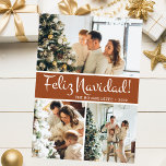 Feliz Navidad Photo Collage Julkort<br><div class="desc">Det här fantastiska 3-fotokortet med "Feliz Navidad!" i ett modernt typsnitt och din familj namn och år i ett rent, skarpt, traditionellt typsnitt både i vitt på terracotta med en matchande baksida är perfekt att skicka till din familj och dina vänner. Alla kommer att få nya bilder av din familj...</div>