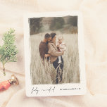 Feliz Navidad | Postal Elegante y Minimalista Julkort<br><div class="desc">Capture el espíritu navideño con esta tarjeta navideña elegante con foto. Su retrato está enmarcado por un borde blanco pintado a mano con bordes artísticos y desiguales, lo que le da un toque único y artesanal. Debajo de la imagen, feliz navidad aparece en tipografía cursiva, acompañado del nombre de su...</div>