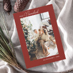 Feliz Navidad Retro-skript Photo Red Helgdag Card Julkort<br><div class="desc">Celebra la temporada festiva con un toque de elegancia personligt. Presentamos nuestra tarjeta de felicitación de Navidad minimalista, Disñada exclusivamente para aquellos que aprecian la simplicidad con un toque de nostalgia. En el frente, muestra tu foto más preciada, creando un punto focal sentimental. Encima de tu imagen, la frase ’Feliz...</div>