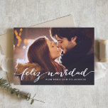 Feliz Navidad Rustic Script-julfoto Julkort<br><div class="desc">Feliz Navidad! Skicka ditt helgdag till vänner och familj med det här anpassadet julkort. Det här spanska julkortet har rustik kalligrafi. Anpassa genom att lägga till information. Det här fotojulkortet finns i andra färg och på andra kartonger. Matchande objekt är tillgängliga.</div>