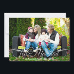 Feliz Navidad Tarjeta Fotográfica Escritura Blanca Julkort<br><div class="desc">Foto del día Simplemente elegante tarjeta de felicitación ofrece "Feliz Navidad" en una escritura hermosa con modernas rodantes detalles en blanco. Rayas diagonales verdes añaden interés a la parte posterior de la tarjeta.</div>