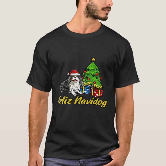 Feliz Navidog Cavalier King Charles Spaniel Santa  T Shirt (Framsida)