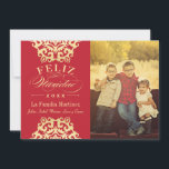 Feliz Tarjeta de la Foto de Navidad en Rojo y Oro Julkort<br><div class="desc">Elegante y formal,  tarjeta de la foto de la Feliz Navidad ofrece un adorno del copo de nieve Suzani decorativo y el texto de encargo que se pueden personalizar. Colores: rojo con oro que tiene un aspecto de textura brillo metálico.</div>