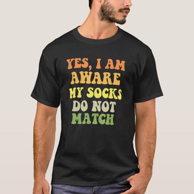 Felmatchad sockel Roligt Sock Humor T Shirt (Framsida)