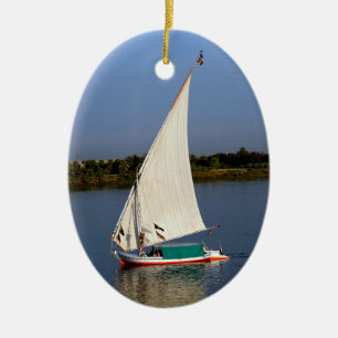 Felucca som seglar längs Nilen - Aswan, Egyptenen Julgransprydnad Keramik