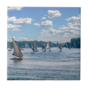 Feluccas seglar längs Nilen - Aswan, Egyptenen Kakelplatta