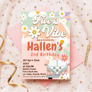 Fem a Vibe Groovy Retro Rainbow 5:e födelsedagen Inbjudningar