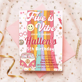 Fem a Vibe Groovy Retro Rainbow 5:e födelsedagen Inbjudningar