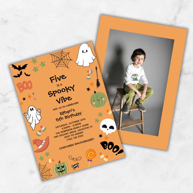 Fem är en Spooky Vibe Photo Halloween 5:s födelsed Inbjudningar (Five is a Spooky Vibe Photo Halloween 5th Birthday Invitation )