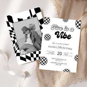 Fem är en Vibe Black Retro Boys femte födelsedag Inbjudningar