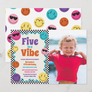 Fem är en Vibe Colorful Smiles Photo Birthday Inbjudningar