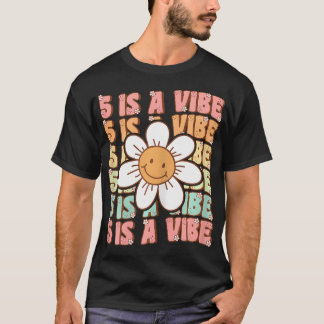 Fem är en Vibe Cute Groovy 5:e Födelsedagsfesten D T Shirt