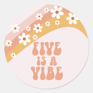 Fem är en Vibe Groovy Retro Rainbow 5:e födelsedag Runt Klistermärke
