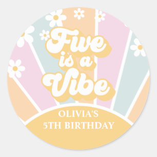 Fem är en Vibe pastel Retro Sunshine daisy boho Runt Klistermärke