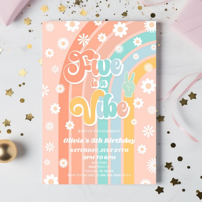 Fem är en Vibe Rainbow-Daisy femte Födelsedagsfest Inbjudningar (Skapare uppladdad)