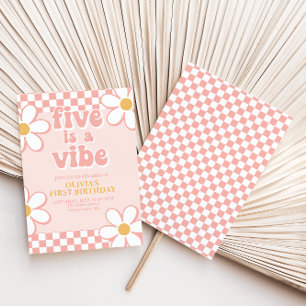 Fem är en Vibe Retro Check Rosa Daisy Inbjudningar