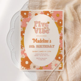 Fem är en Vibe Retro Daisy Girl Femte födelsedagen Inbjudningar