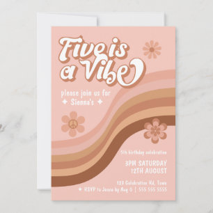 Fem är en Vibe Retro Daisy Rosa Girl Birthday Inbjudningar