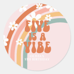 Fem är en Vibe Retro-regnbågsfödelsedag Runt Klistermärke