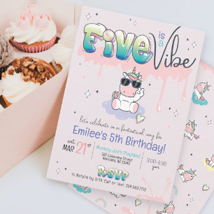 FEM är en VIBE Unicorn Graffiti Girl Femte födelse Inbjudningar