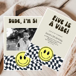 Fem är Vibe | Boys Lycklig Ansikte Kids 5:e födels Inbjudningar<br><div class="desc">Du! Det är Party tid! Jag är fem! Inbjudningar) pojkar 5:e födelsedag Bygg upp din lilla mans 5:e födelsedag med de här fullkomligt radiga "Jag är fem!" inbjudningar! Inbjudningar till barns födelsedag: Öga-fångstdesign med lycklig ansikte-kyld på ett klassiskt kontrollerat golv. Unika inbjudningar: Visa dig med den här lekande personlig inbjudan...</div>