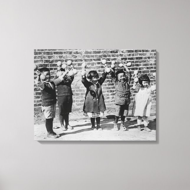 Fem asiatiska barn som håller upp Barbellerna Canvastryck (Framsida)