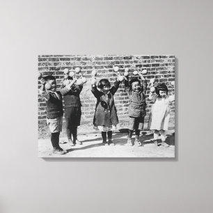 Fem asiatiska barn som håller upp Barbellerna Canvastryck