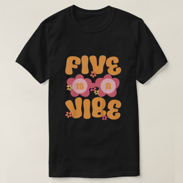 Fem barn är en vibe Groovy 5:e födelsedagstest T Shirt (Design framsida)