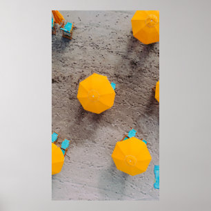 Fem paraplyer gult på sand under dagtid poster