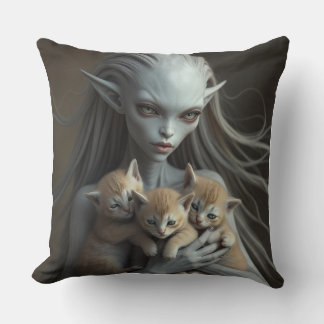 Female Alien Holding Kittens Kudde