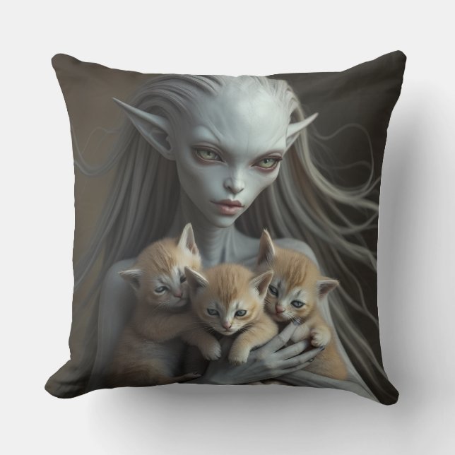 Female Alien Holding Kittens Kudde (Framsida)